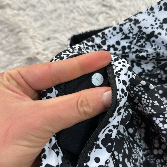 Lululemon Speed Up Short *2.5" Chirasu Black / Chirakasu Alpine White - Picture 5 of 6